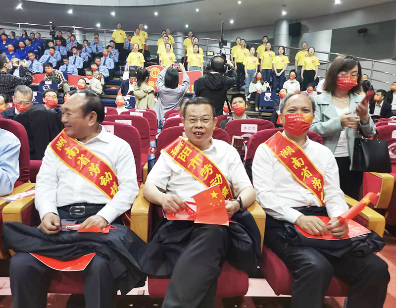 1654132992621279.jpg 劳动模范03.jpg